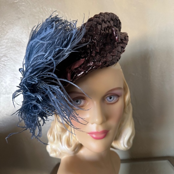 STUNNING 1940S' BROWN STRAW BERET WITH BLUE OSTRICH FEATHERS - Picture 7 of 12